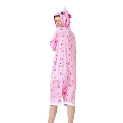 une fille qui porte une combi pyjama licorne rose