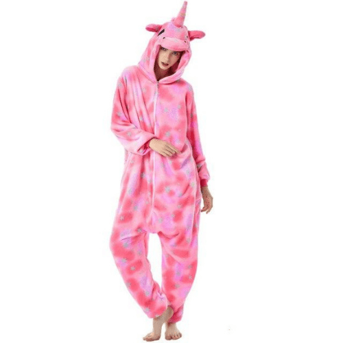 femme portant un pyjama licorne rose
