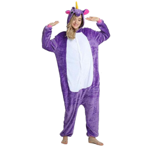 combinaison pyjama licorne violet porte par une fille