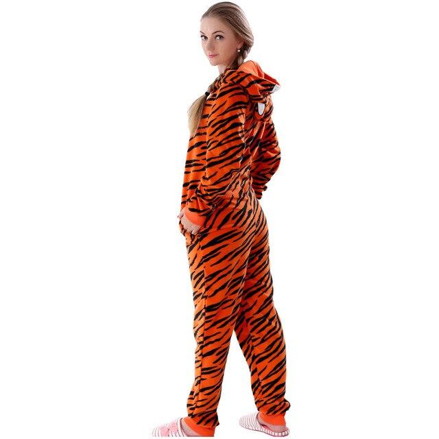 femme portant pyjama motif tigre