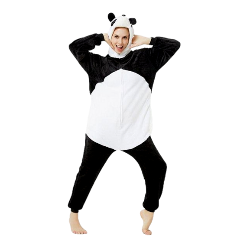 fille qui porte une combinaison pyjama panda