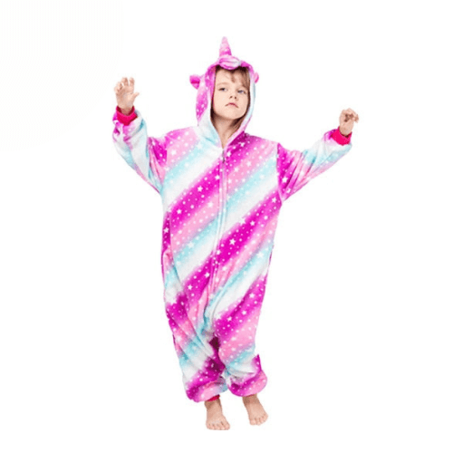 garcon portant une combinaison pyjama licorne