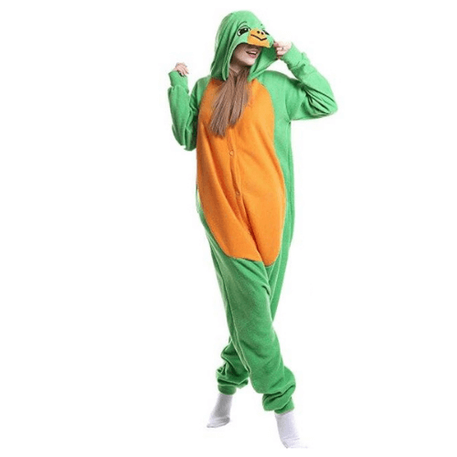 femme portant une combi pyjama tortue orange et vert